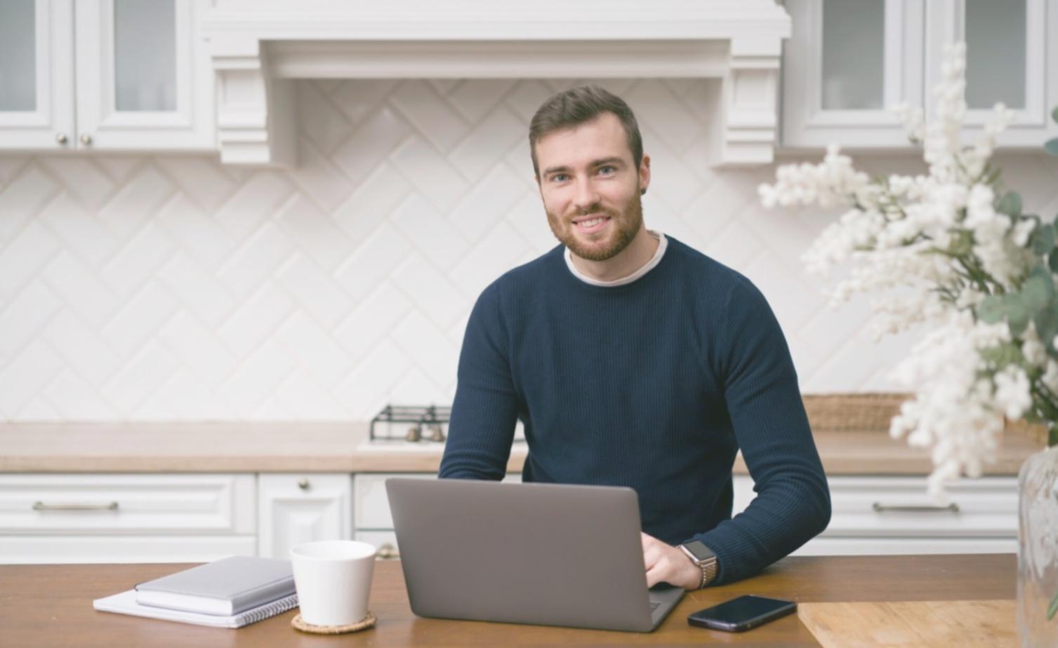 Profesionales analizando datos financieros